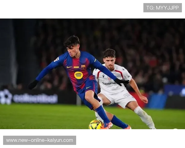 巴萨前场连续进攻，拉菲尼亚迅速插上射门得分